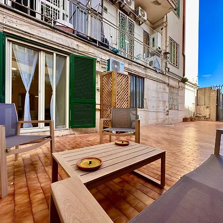 Apartment Life In Neapel