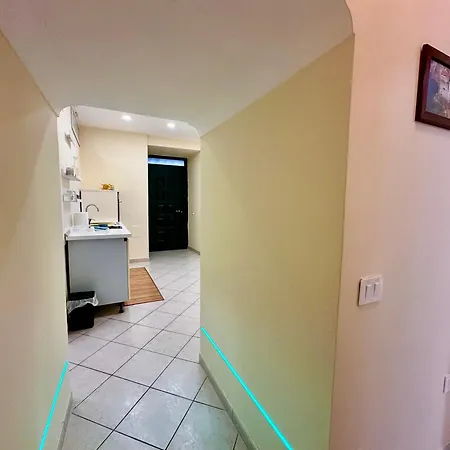 Apartment Life In Neapel