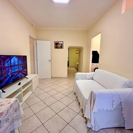 Apartment Life In Neapel