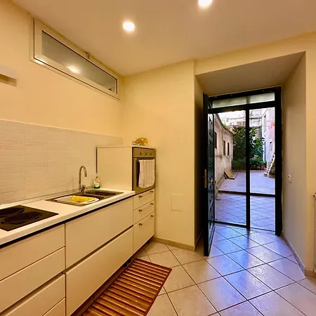 Life In Apartment Neapel