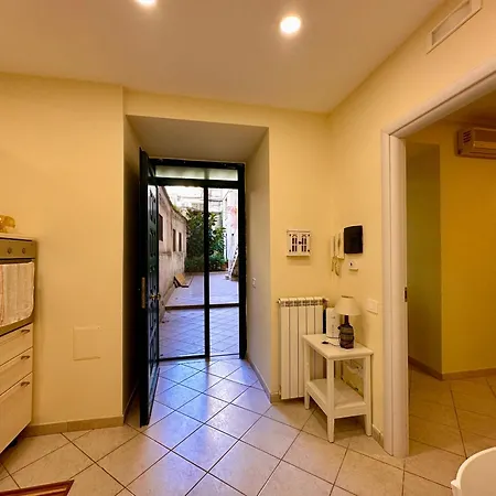 Life In Apartment Neapel