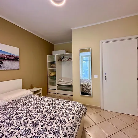 Life In Apartment Neapel