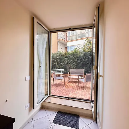 Life In Apartment Neapel