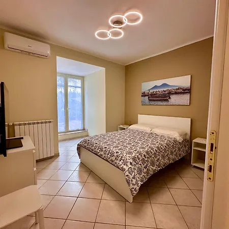 Apartment Life In Neapel